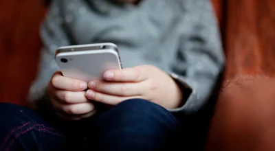 Menores de 16 anos terão contas vinculadas às dos pais: entenda o ECA Digital, prazos, métodos de verificação e punições de até R$ 50 milhões