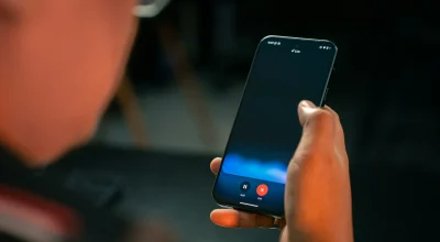 Google atualiza Gemini com botão de ajuda em crises e investe US$30 milhões após processo que liga IA a suicídio de usuário