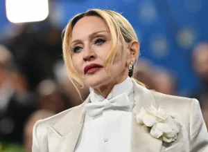 The Studio temporada 2 transforma biopic cancelado de Madonna em trama ficcional — Madonna e Julia Garner filmam em Veneza para arco de duas partes