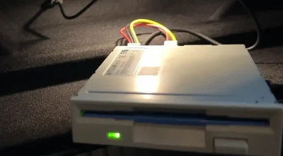Engenheiro instala drive de disquete 3,5 polegadas em Tesla e faz carro rodar arquivo MP3 antigo