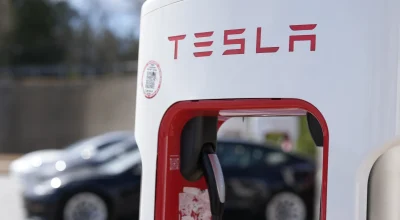 Tesla registra lucro de US$ 477 milhões no 1º trimestre, supera estimativas e acelera aposta em robotáxis, Cybercabs e robô Optimus
