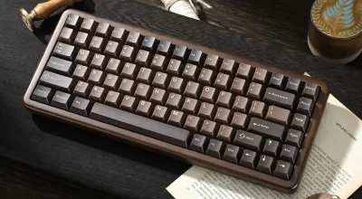 Yunzii lança Wood 68 e Wood 84: teclados mecânicos compactos em nogueira com ARGB e até 130 horas de bateria