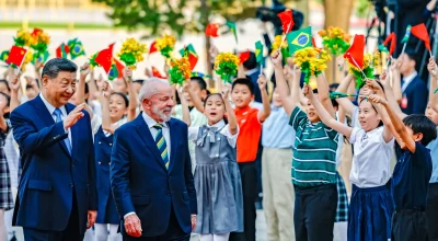 Como pacotes de IA oferecidos por EUA e China colocam o Brasil entre autonomia e dependência: energia, dados e o risco do alinhamento normativo