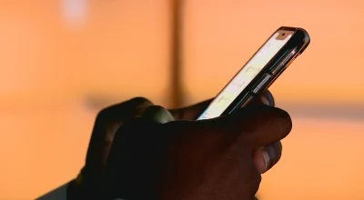 Detox digital: jovens nos EUA passam 30 dias com celulares simples e relatam mais foco, menos ansiedade e vida social mais ativa