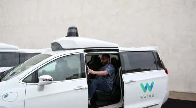 Waymo recolhe 3,8 mil robotáxis após veículo entrar em faixa alagada em San Antonio; empresa limita operações em chuva intensa