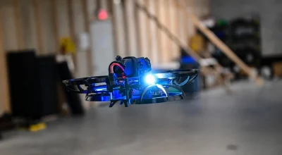 EUA testam drones anti-atiradores em escolas: sistema humano-controlado promete chegar em 15 segundos e neutralizar suspeitos em menos de 1 minuto