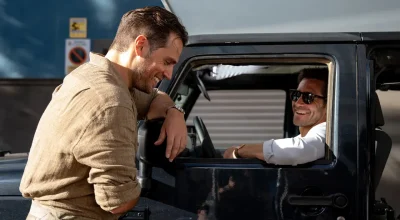 Jake Gyllenhaal diz que torceu para Henry Cavill lembrar a próxima fala durante filmagem improvisada de In the Grey com Guy Ritchie — e explica por que o filme precisa ser visto no cinema