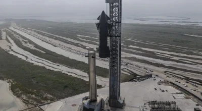SpaceX adia 12º voo da Starship para sexta após falha em pino hidráulico da torre; saiba o que parou o lançamento em Starbase (Texas)