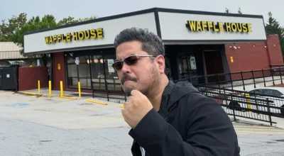 Katsuhiro Harada finalmente foi ao Waffle House após anos de fãs pedirem uma fase de Tekken — comprou cardápio por US$5 e prometeu voltar às 3h para 'fight time'
