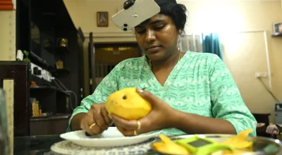 Indianos gravam com câmeras na cabeça cortar frutas, dobrar roupas e cozinhar para treinar robôs domésticos — veja como funciona e quanto pagam