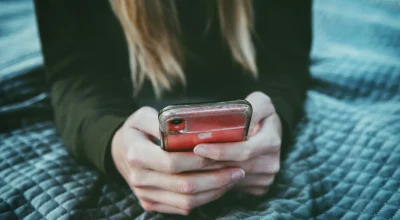 Amor na era do swipe: como apps de relacionamento transformaram o namoro no Brasil entre encontros reais e burnout afetivo