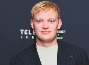Curry Barker diz que Gen Z ‘vai aparecer’ por filmes bons enquanto público lota salas para Backrooms e Obsession