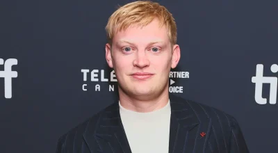 Curry Barker diz que Gen Z ‘vai aparecer’ por filmes bons enquanto público lota salas para Backrooms e Obsession