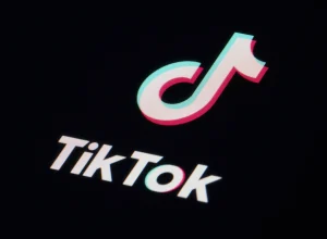 TikTok faz acordo em três processos sobre vício em redes sociais entre jovens antes de julgamento | G1