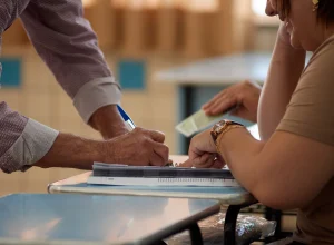 Assinar caderno de votação não garante futuras auditorias das urnas | G1